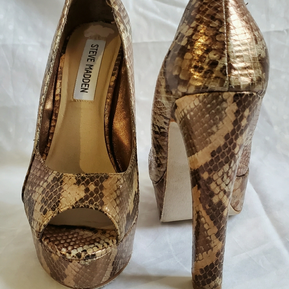 Steve Madden Snakeskin Platform HeelsSize 6